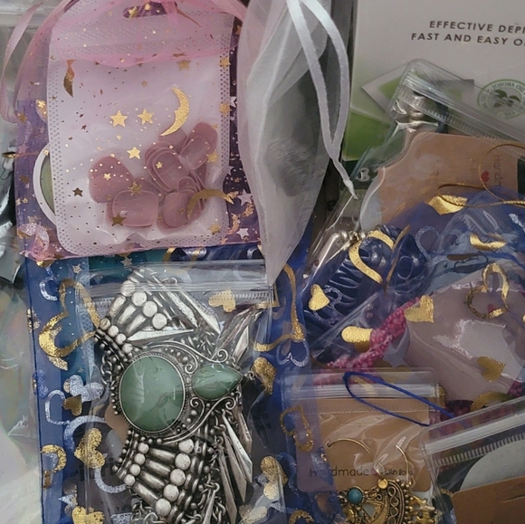 Winner is being select NOW!! Mystery Box + entry KATE SPADE Navy Blue & Cream - Picture 16 of 17